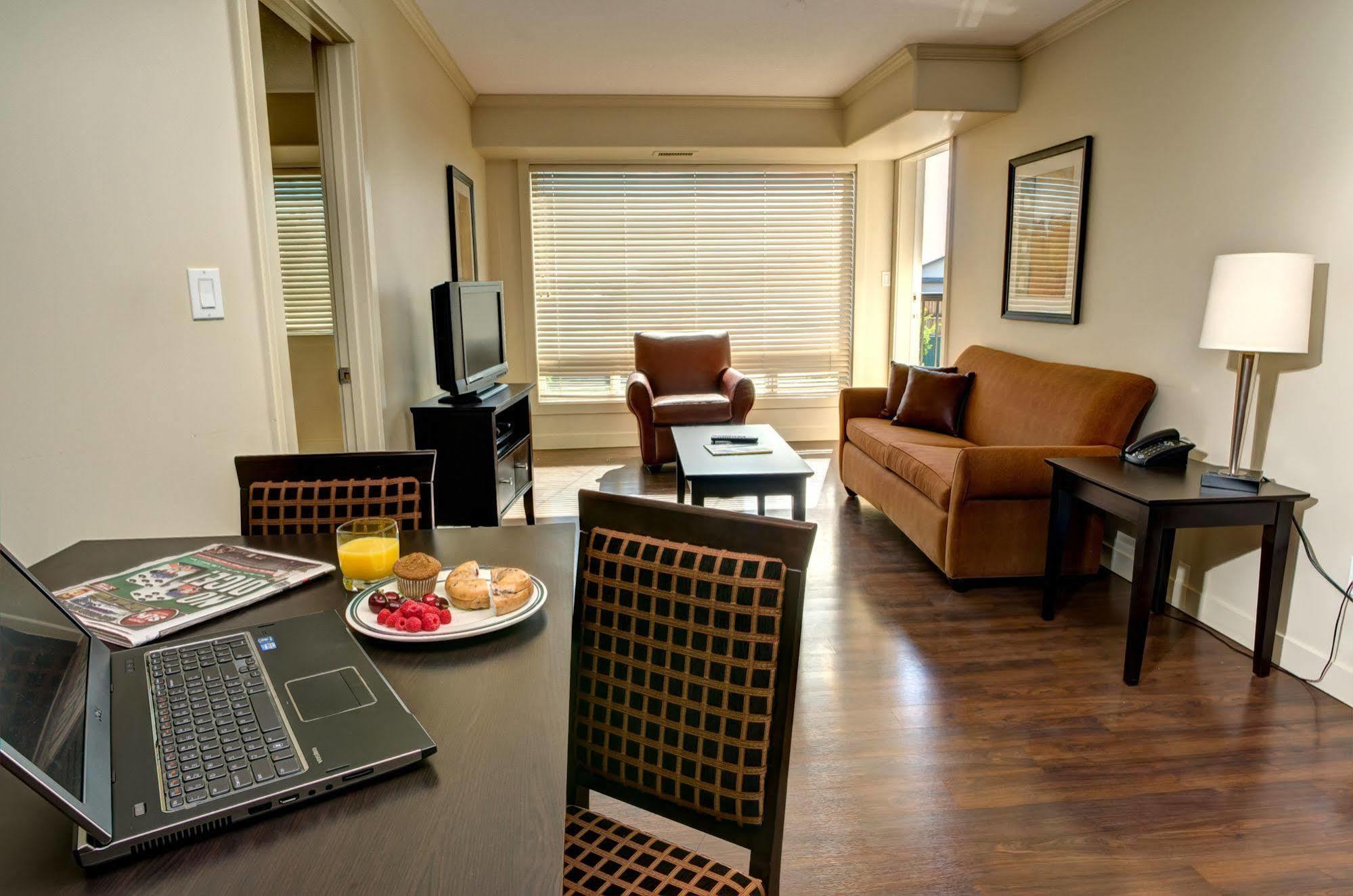 Clearwater Residence Hotel Timberlea Форт Мак-Муррей Номер фото